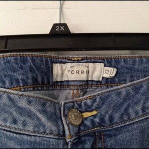 👖💕 Torrid Skinny cut cropped jeans w/Lace detail